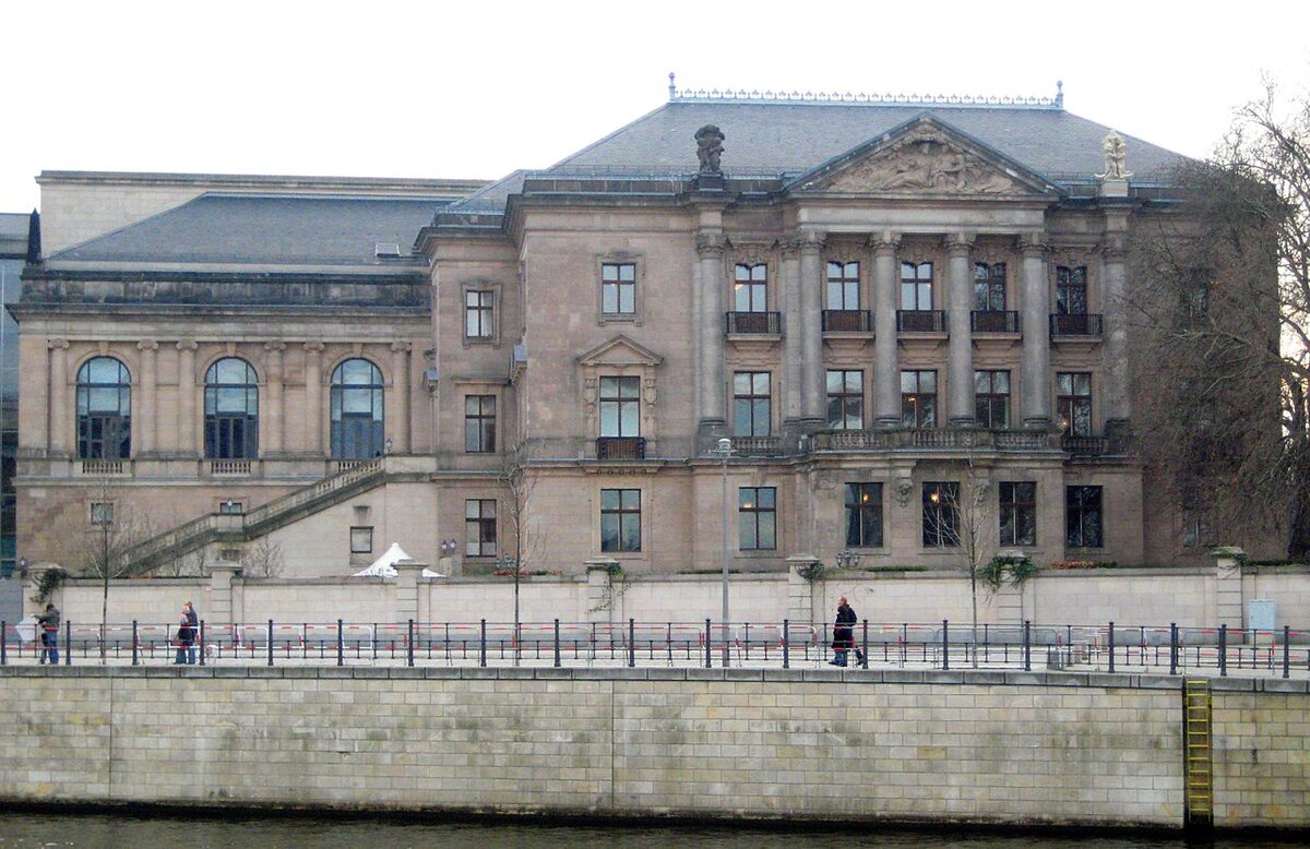 Дворец Председателя Рейхстага (Reichstagspräsidentenpalais) – то самое здание, в котором проходила встреча
