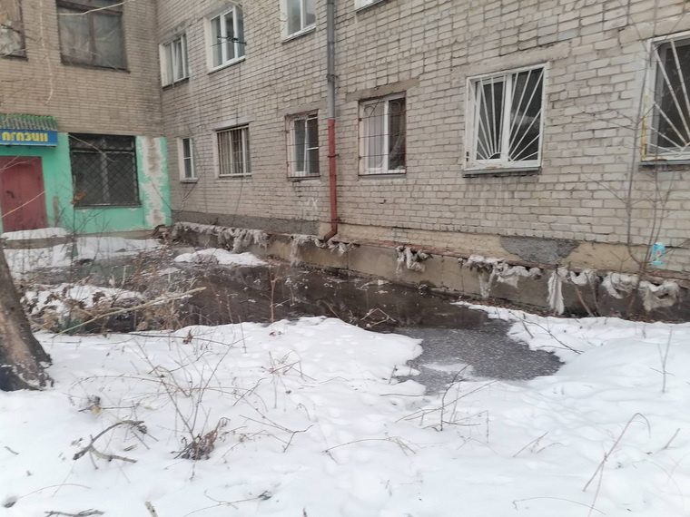    Часть горячей воды вытекло на улицу