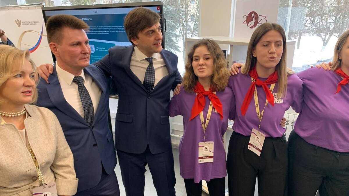 Слева направо: С.П. Будникова, К.А. Подрезов, С.С. Кравцов, прекрасных девушек не знаю