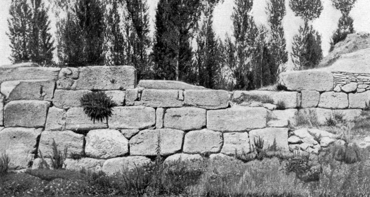 Остатки крепости, построенной Сардури I у Ванской скалы
Фотографии Русского археологического общества, 1916 г.