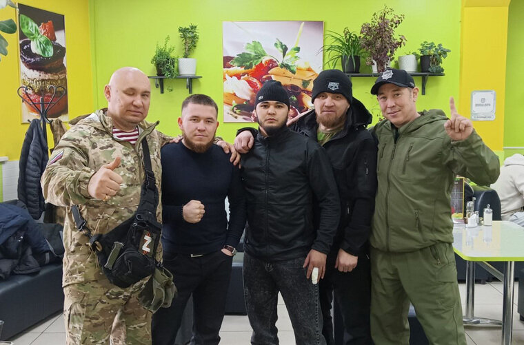    «Якудза» (крайний слева) назвал гостей своими братьями