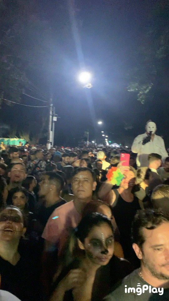 Жутковатый чел😁 несколько раз так подходил