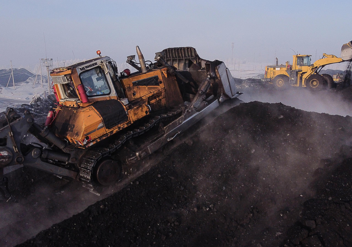 Добыча угля на разрезе «Заречный» в Кемеровской области. Эксперты считают, что Россия может преуспеть на торговле углем с азиатскими странами Фото: Максим Киселев / ТАСС