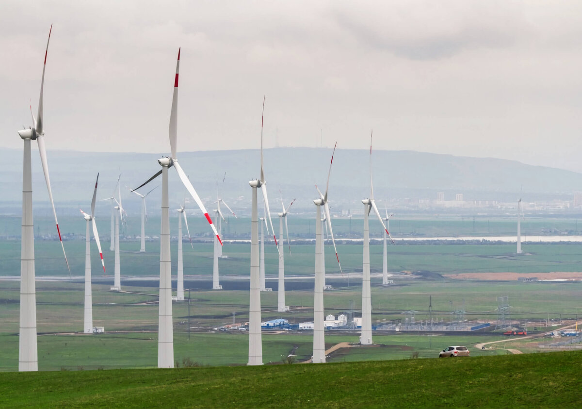 В 2020 году ввели в эксплуатацию Кочубеевскую ВЭС — крупнейший ветропарк в России. Он состоит из 84 установок мощностью 2,5 МВт каждая, установленная мощность объекта — 210 МВт Фото: АО «НоваВинд», одна из компаний Росатома