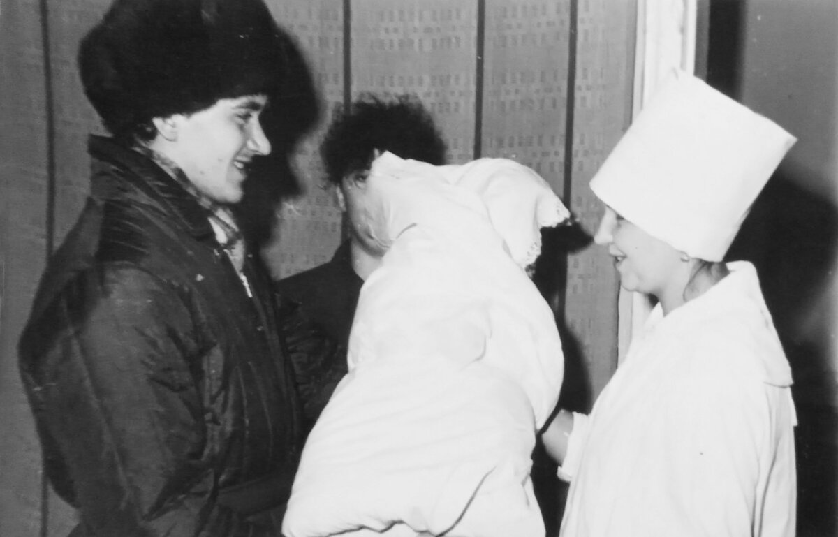 Молодой отец встречает своего ребенка и супругу в роддоме, СССР.