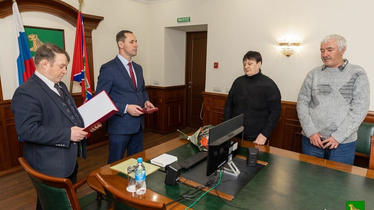     Родным Евгения Цыганяко, погибшего при исполнении воинского долга в зоне проведения специальной военной операции, передан Орден Мужества. Церемония состоялась в здании мэрии Владивостока.