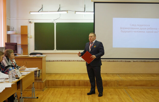 На испытании «Педагогическое многоборье» Владимир Александрович Истомин, учитель школы № 21, выступает и ещё не догадывается, что станет победителем в номинации «Педагогический дебют»