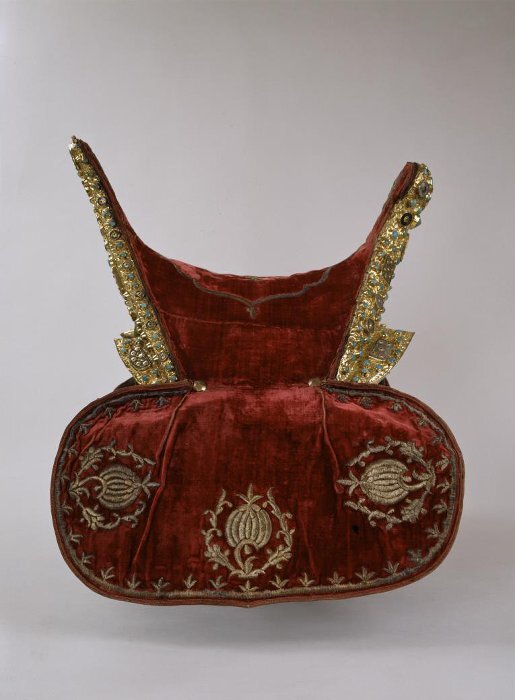 Седло. Турция, XVII в. Длина общая: 42 см; высота передней луки: 36 см; высота задней луки: 32 см