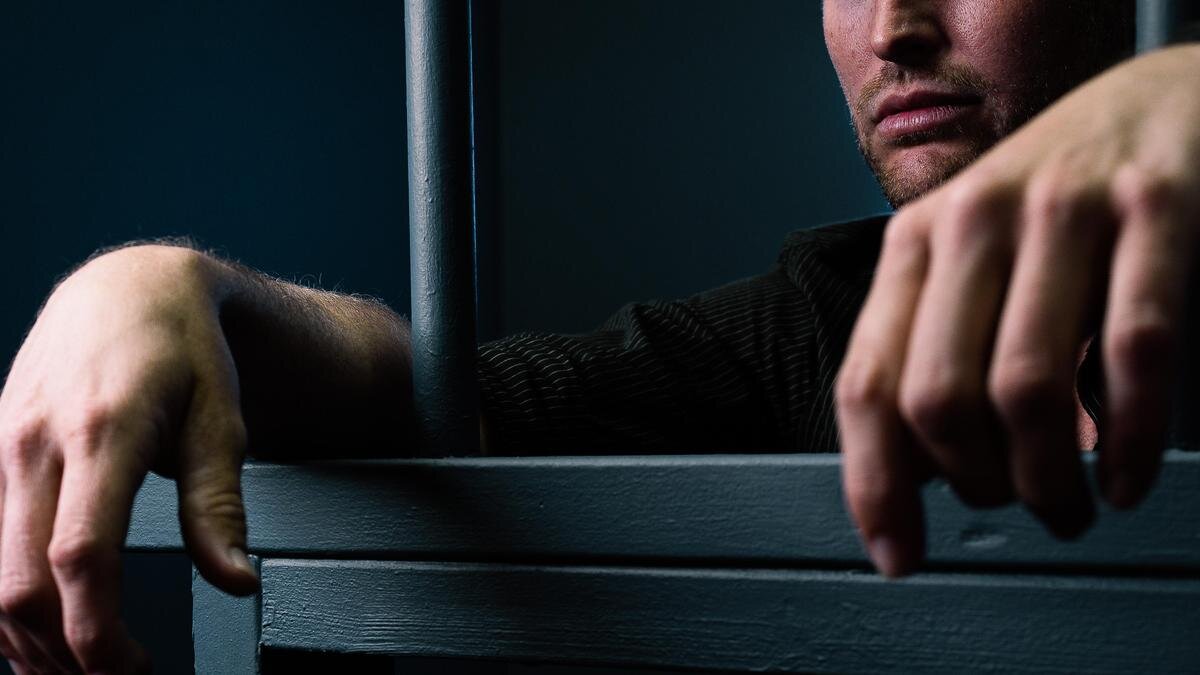    Мужчина за решеткой в камере:pexels.com