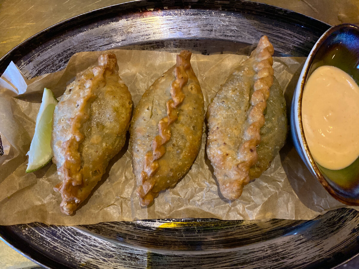 Фото автора. Пирожки с сыром и соусом с манго