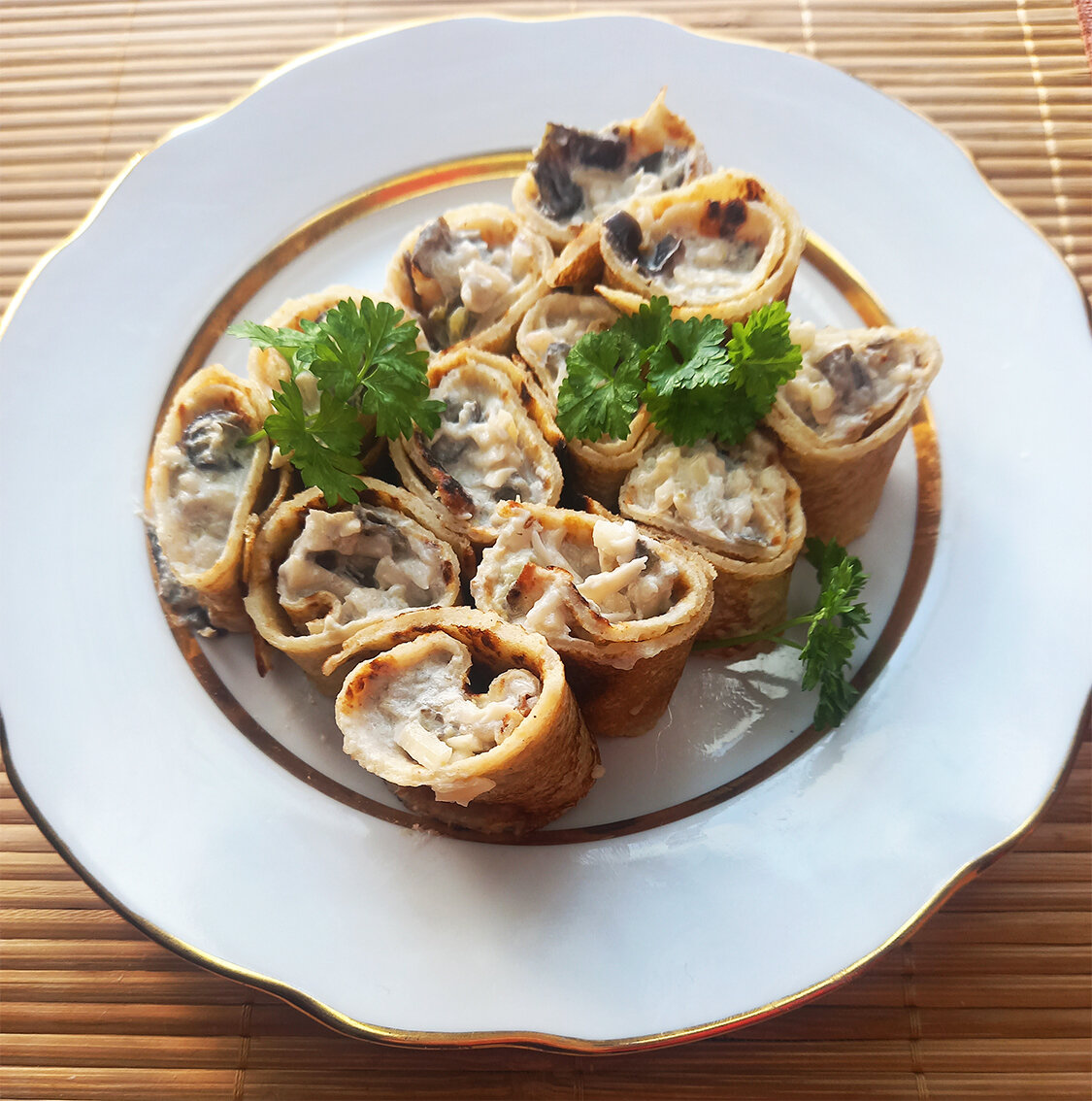 Блины с начинкой из баклажан, сыра и пажитника