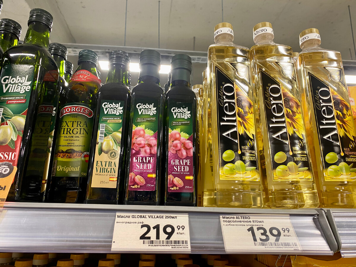 Масло виноградной косточки рядом с оливковым