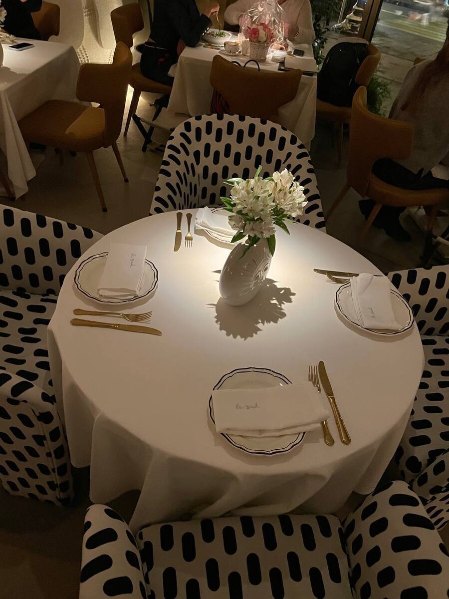 Стол в основном зале ресторана Юг 22