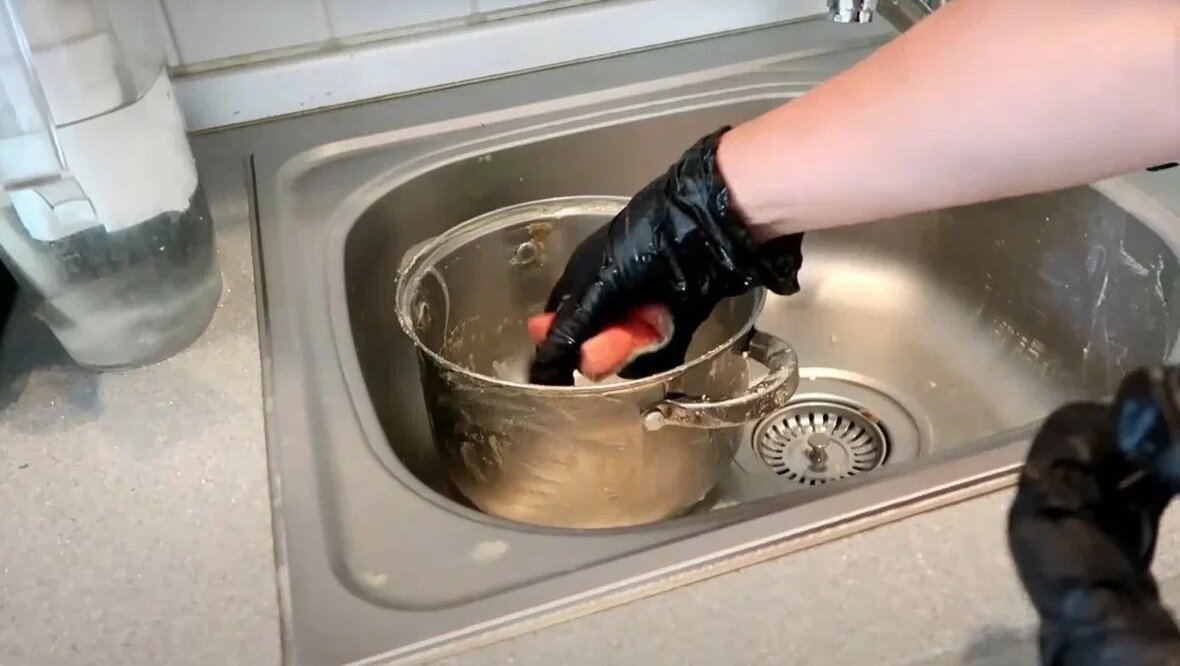 Нанесение на раковину с помощью губки. Как быстро отмыть посуду. Посуда блестит и половина накипь. Лоск у посуды. Стоит мытья посуды