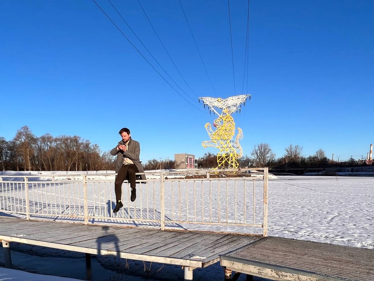 Рядом с символов города — опоры ЛЭП в виде герба.