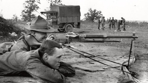 Американские солдаты с пулеметом Бене-Мерсье.