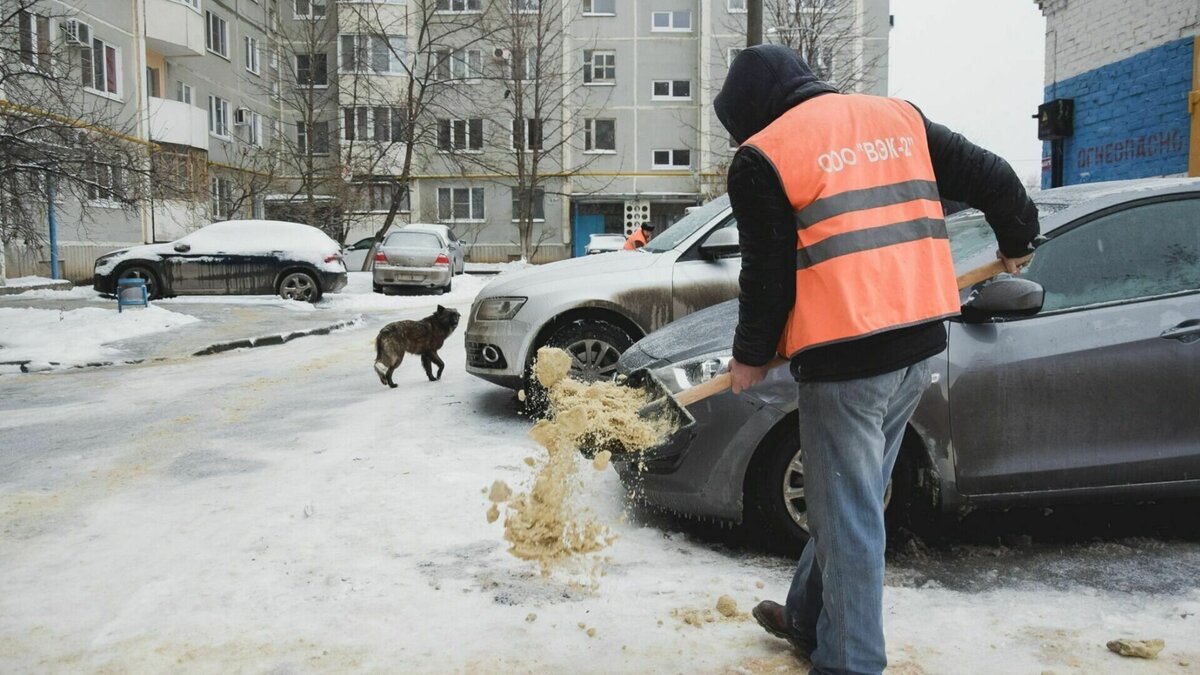    После короткого потепления и последовавших за ним очередных заморозков Волгоград оказался во власти гололедицы. Скользкие улицы добавили горожанам проблем, а травматологам – работы. В соцсетях на эту тему волгоградцы высказываются весьма бурно.
