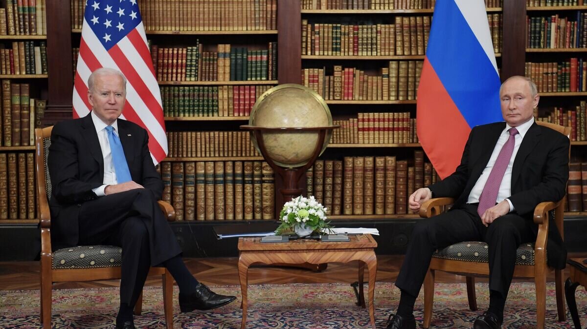    Президент РФ Владимир Путин и президент США Джо Байден во время встречи в Женеве на вилле Ла Гранж© РИА Новости / Сергей Гунеев