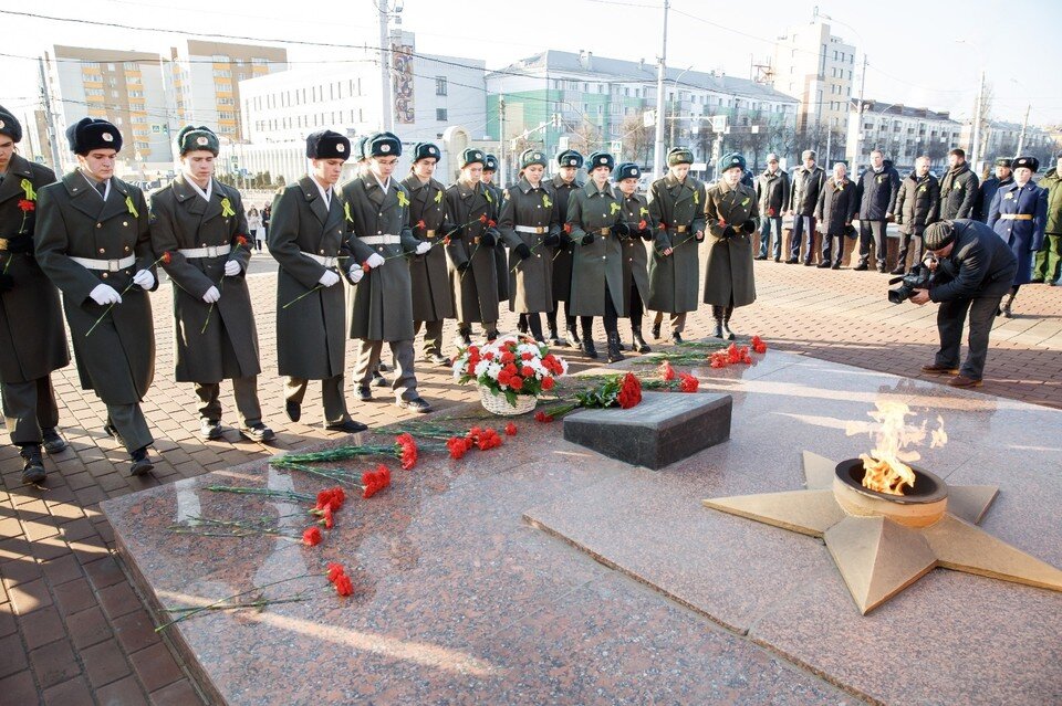     В День снятия блокады Ленинграда липчане возложили цветы к Вечному огню  Пресс-служба администрации города Липецка.