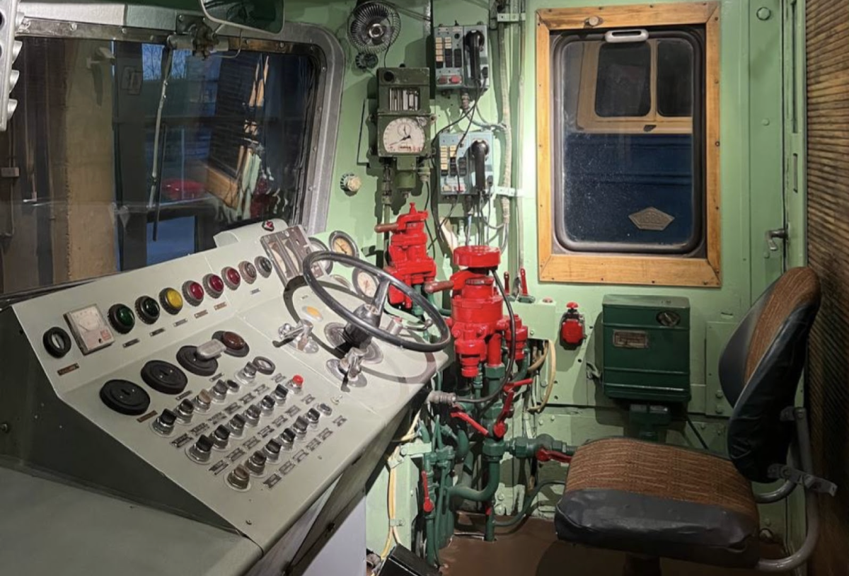 Пассажирский электровоз ЧС2-023 