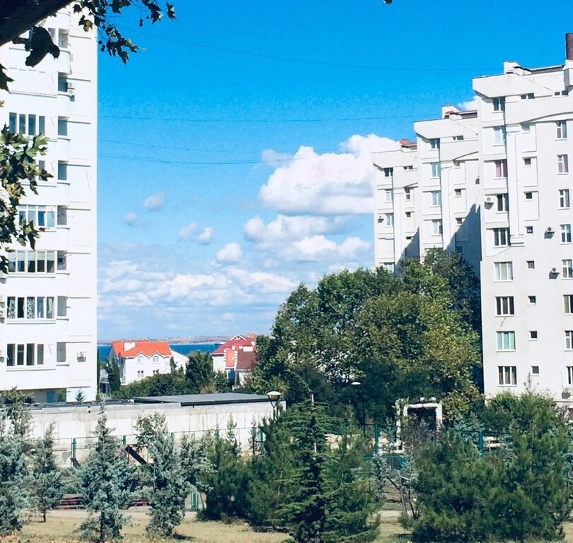 Район Стрелецкой бухты, на заднем плане море Песочного пляжа и апартаменты. Осень 2022.