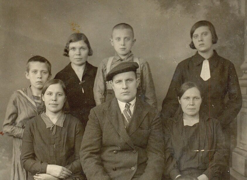 Крайняя слева, похожая на мальчика - моя бабушка. Я же внешностью пошла в ее маму Дарью (рядом в черном), такая же круглолицая, с простыми, непримечательными чертами лица.