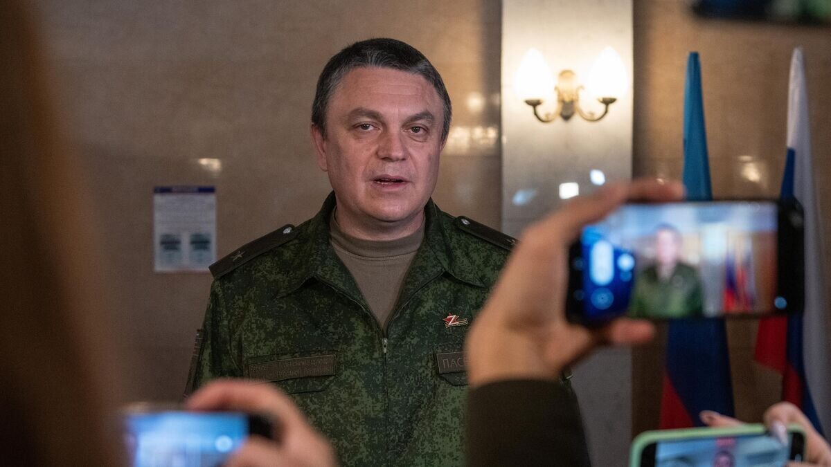    Глава ЛНР Леонид Пасечник выступает перед журналистами после голосования на участке в Луганске на референдуме о вхождении ЛНР в состав России© РИА Новости / Валерий Мельников