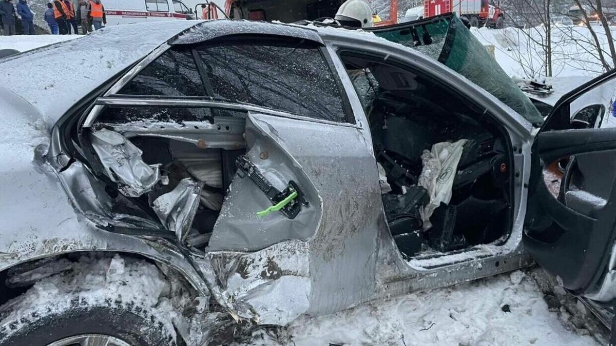     В ГИБДД рассказали о подробностях аварии, произошедшей накануне днем на 242-м километре трассы Тюмень — Ханты-Мансийск. Дорожно-транспортное происшествие случилось под Тобольском.