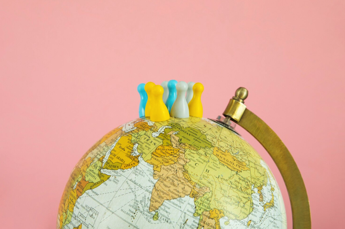 География глобус. Study geography. Geography courses. День земли. Земля разных цветов.