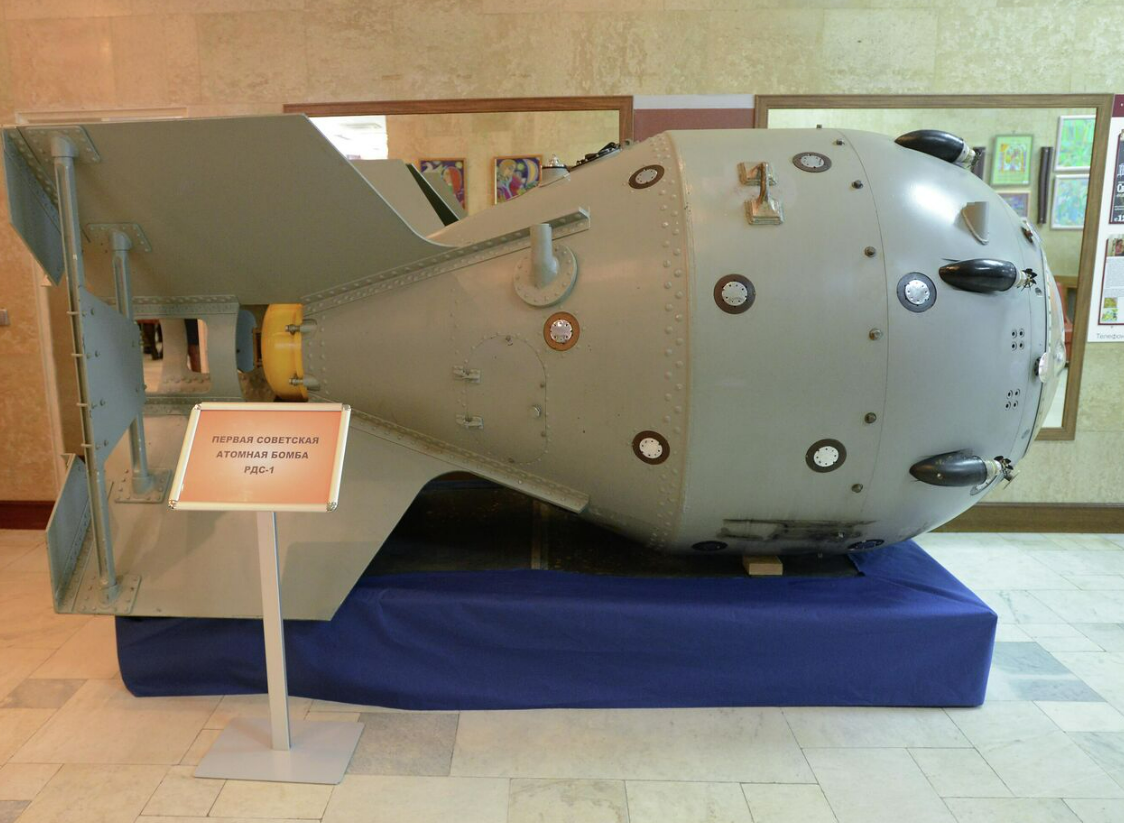 Ссср было создано атомное оружие. Первая Советская атомная бомба РДС-1. Ядерная бомба СССР РДС 1. Советская атомная бомба 1949 Курчатов. Атомная бомба РДС-1 взрыв.