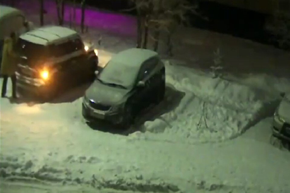     Владелец одной из машин написал заявление в полицию. Фото: vk.com/murmansk_dtp