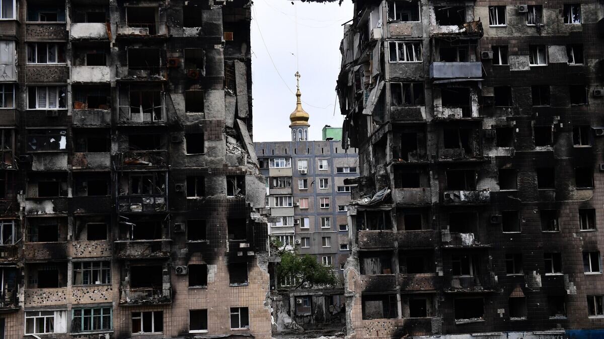    Разрушенный жилой дом на проспекте Металлургов в Мариуполе.© РИА Новости / Павел Лисицын