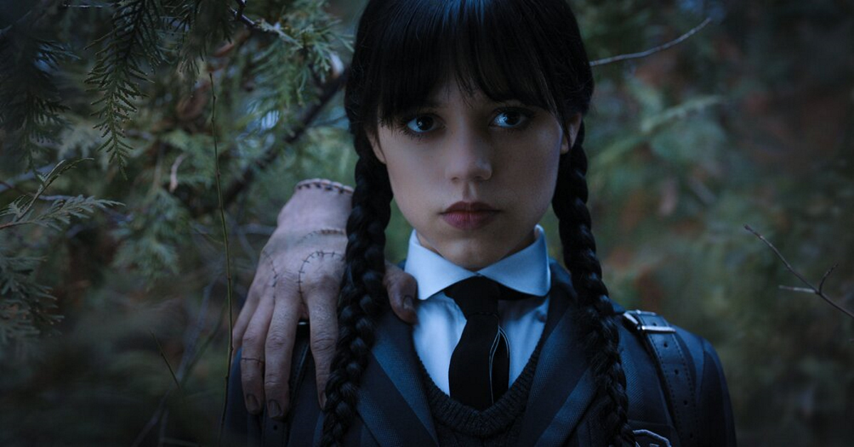 Кадр из сериала. Уэнсдей и Вещь