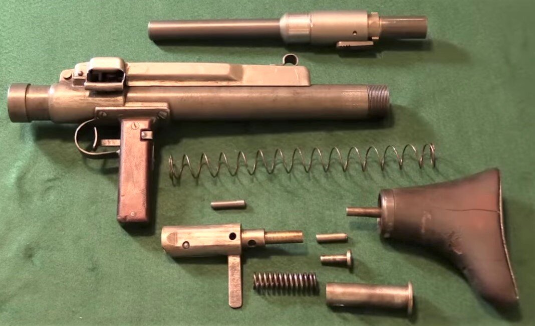 Пистолет-пулемет Коендерса в разобранном состоянии.