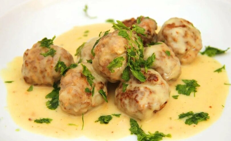 Тефтели под сметанным соусом.