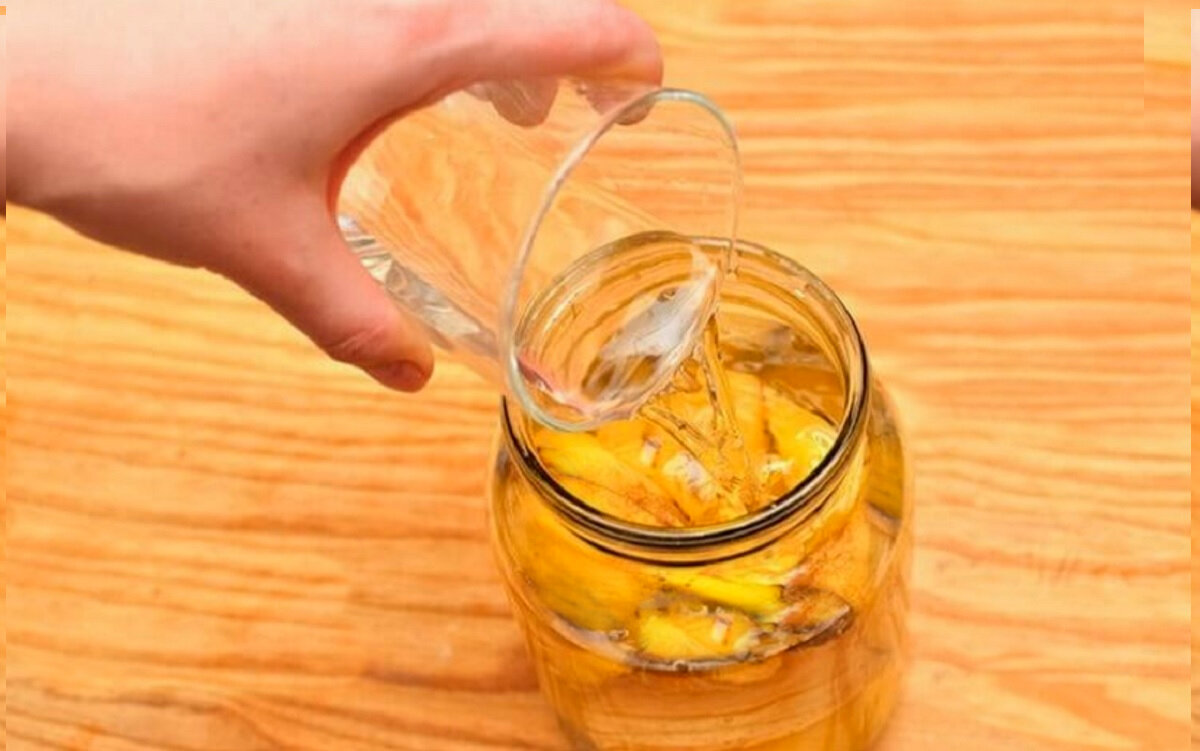 банановые кожурки для цветов. удобрение из банановой кожуры. банановая шкурка. настой из кожуры банана. настой из банановой кожуры.