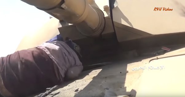"لماذا تضرب الدبابات السعودية M1 Abrams بهذه السهولة في اليمن؟".  تقول ناقلة النفط الأمريكية