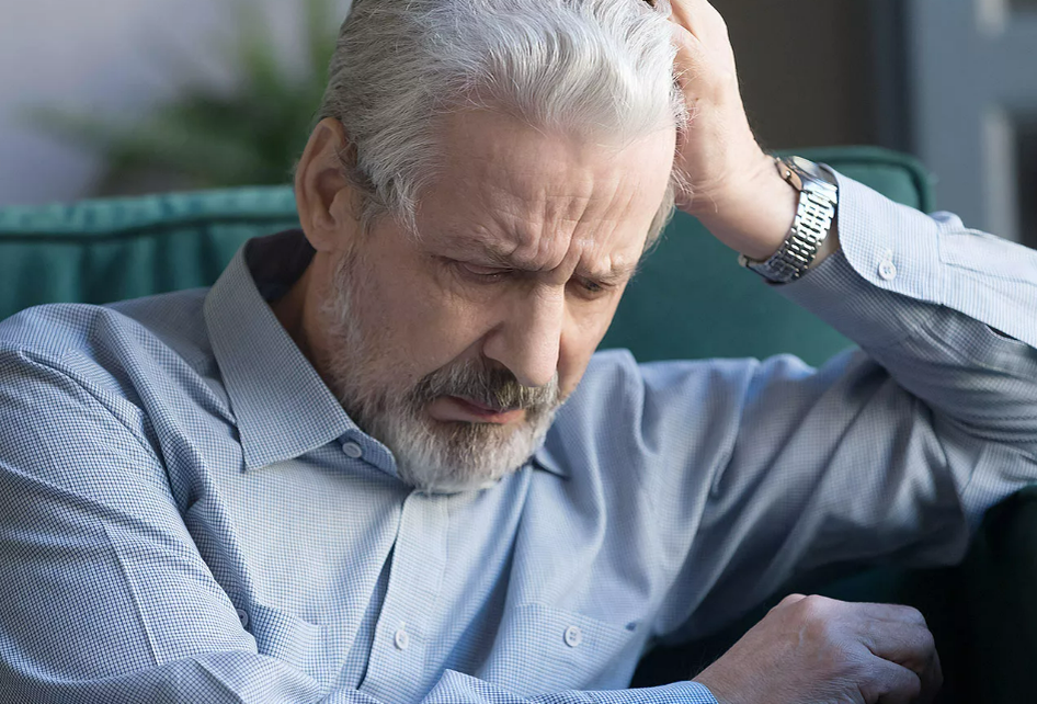 стал я угрюмым больным и седым. старик с телефоном в руках. стал я угрюмым больным и седым. хмурый мужик сидит. сергей лопатин физик.