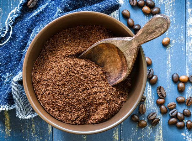     Суперспособ использования кофейной гущи – красим волосы