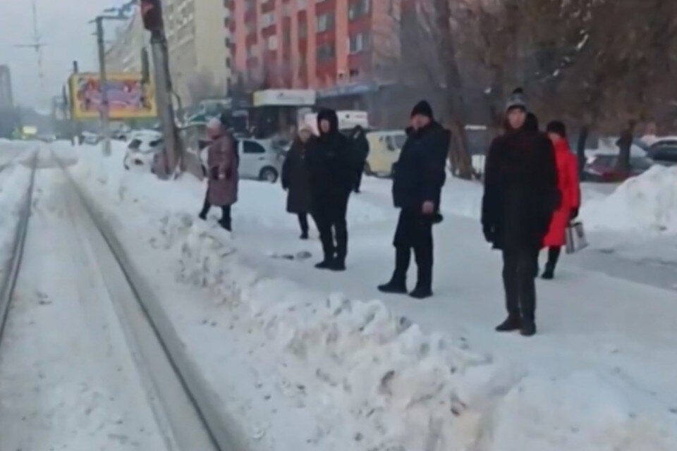     В Новосибирске снег на обочинах не дает открыть двери трамвая. Фото: стоп-кадры АСТ-54.