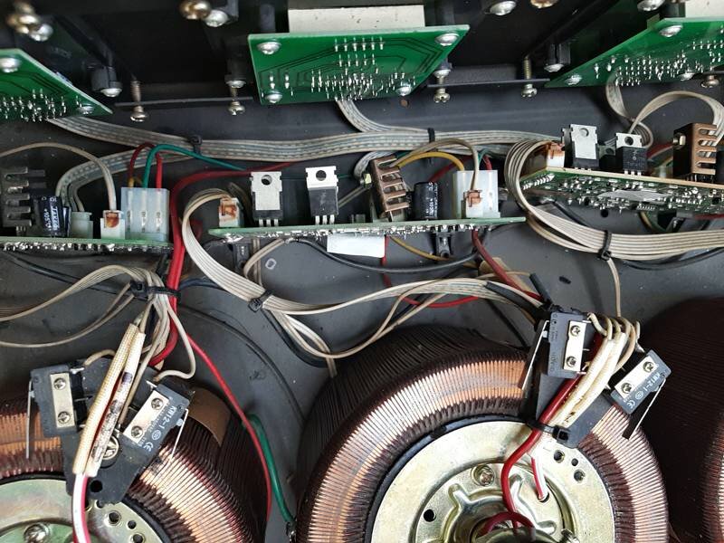 Трехфазный стабилизатор напряжения "Ресанта" АСН-4500/3 - внутри оказался скоплением трех однофазных стабилизаторов.