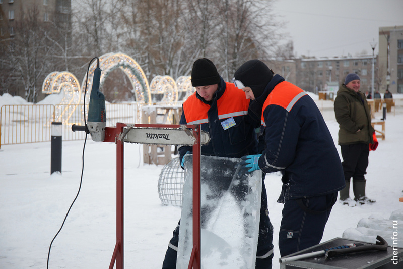    На площади Молодежи работает 16 команд. В этом году фестиваль приурочен к 80-летию Сталинградской битвы.