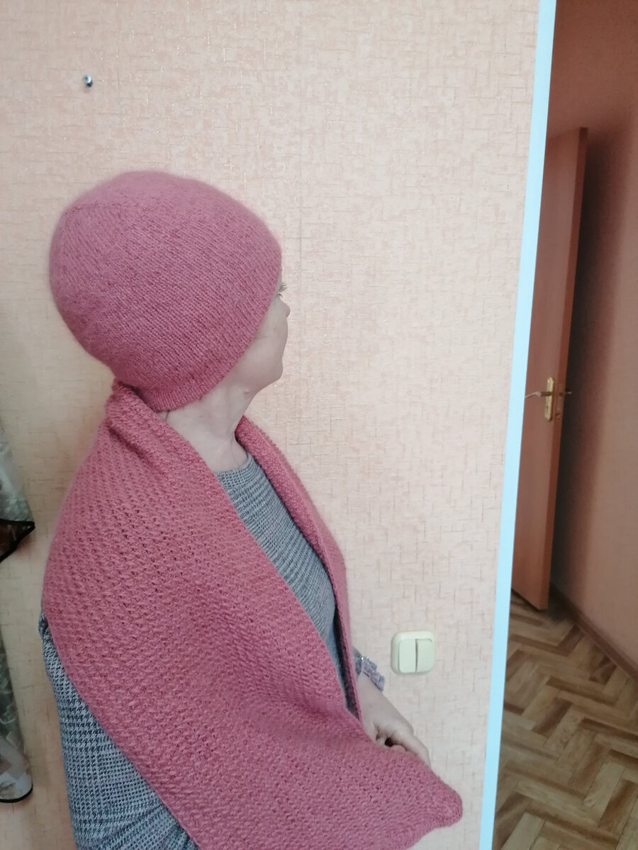 Подружка примеряет новый комплект. Шапочка и шарф связаны мною из пуха норки