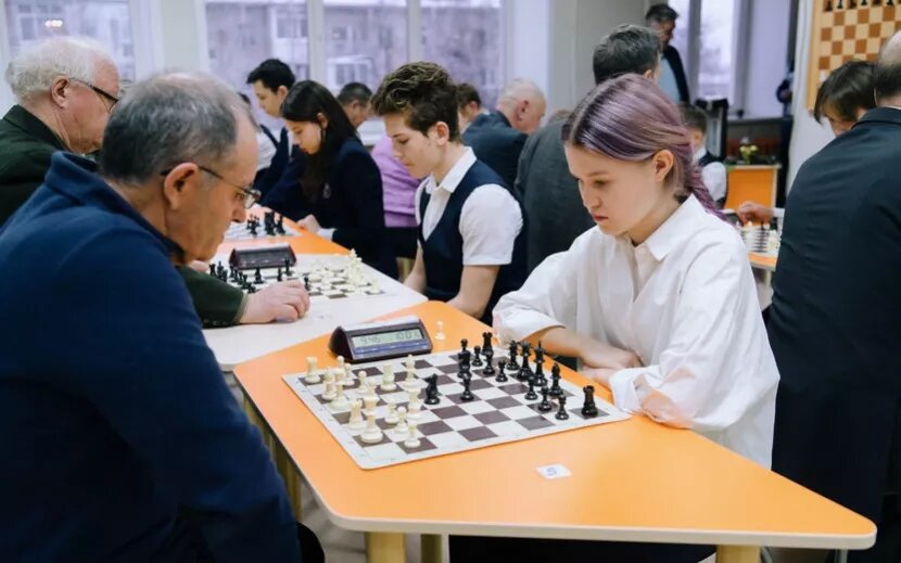    Ветераны шахмат сыграли против школьников в Ижевске. Фото: Маша Бакланова