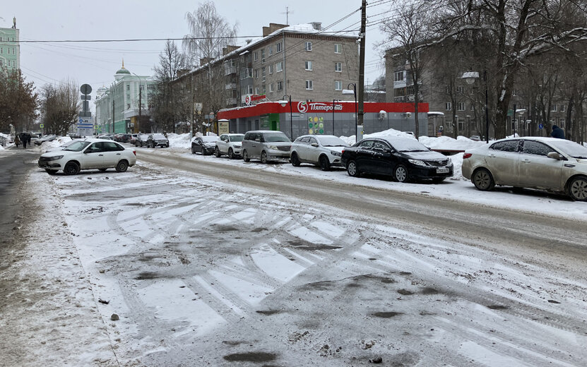   Справа на фото зона платной парковки на улице Красногеройской, слева – нет. Почувствуйте разницу. Фото: Евгения Рябкова
