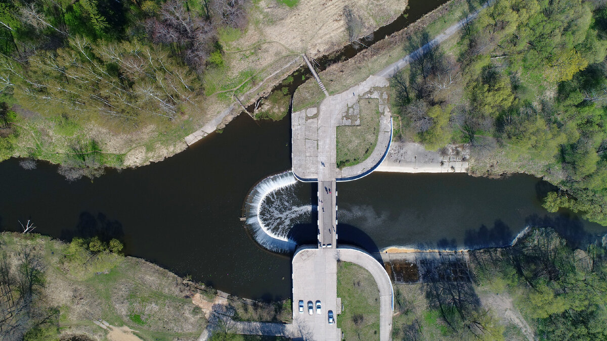 Плотина на реке Лама с высоты птичьего полёта