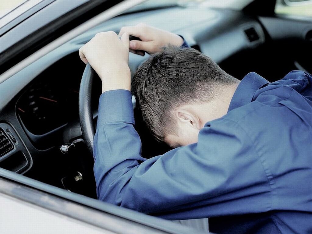 15 летний подросток который угнал машину в ростовской области. Угон автомобиля. Ребенок за рулем. Несовершеннолетний водитель за рулем. Подросток угнал самосвал.