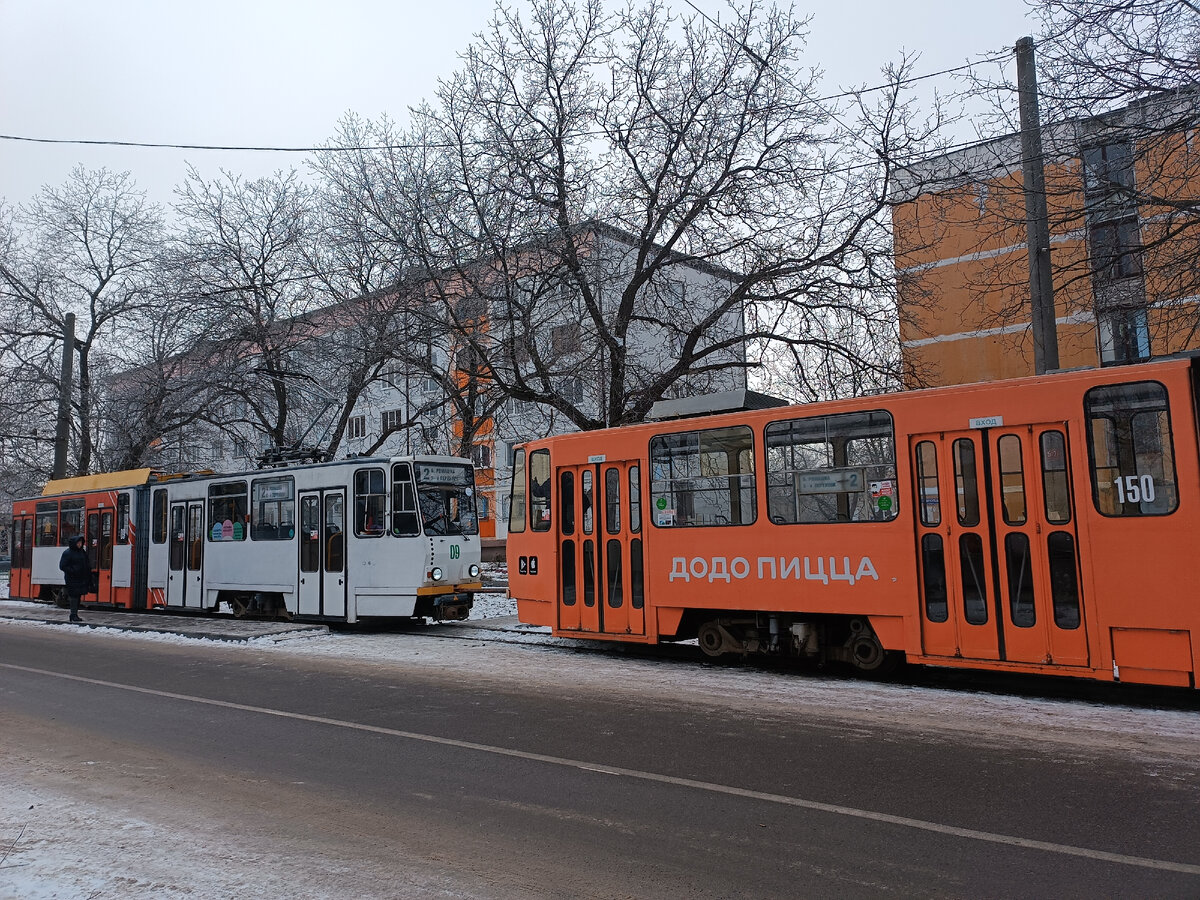 Буксирует в депо сломанный 150