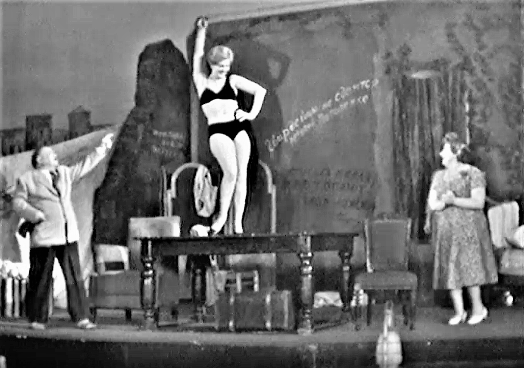 Кадр из спектакля "Барабанщица" (1975)