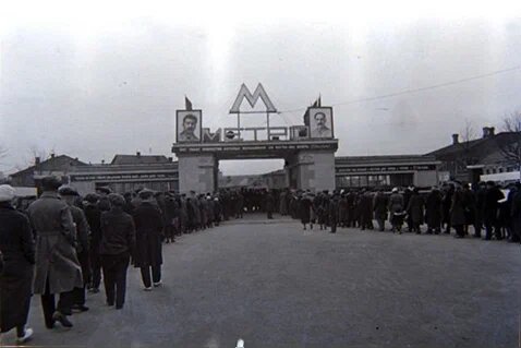 Очередь к метро "Сокольники" в день открытия (фото из открытых источников интернета) 